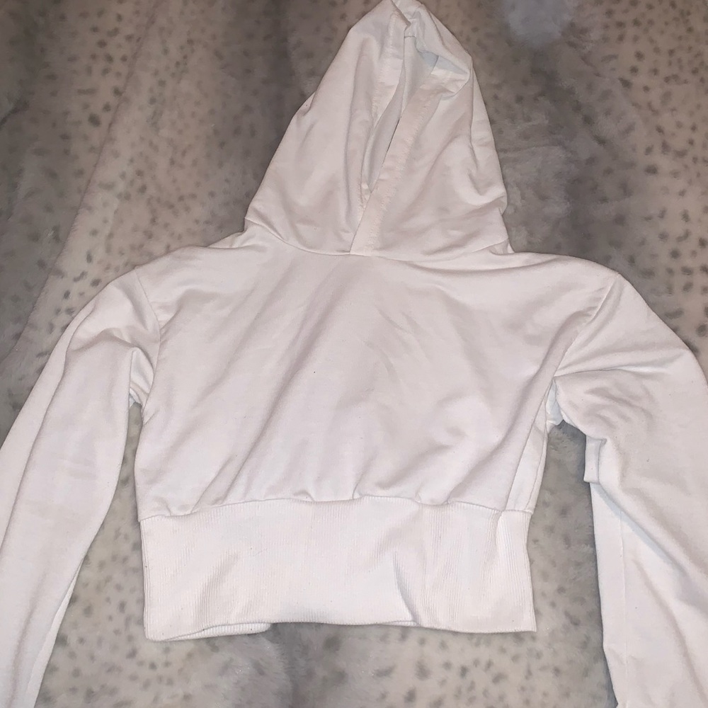 2/10🔥 cropped white hoodie